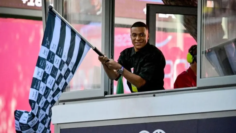 Kylian Mbappé fue el encargado de bajar la bandera a cuadros en el Gran Premio de Mónaco