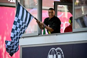 Kylian Mbappé fue el encargado de bajar la bandera a cuadros en el Gran Premio de Mónaco