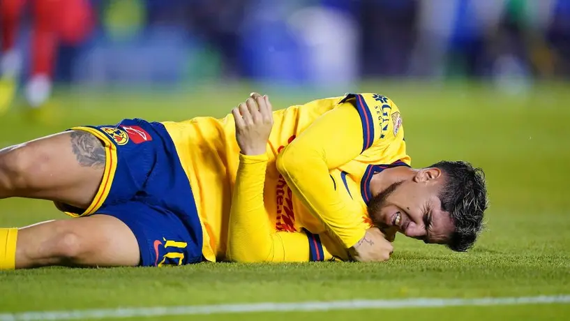 América vs Cruz Azul: Diego Valdés sale del Clásico Joven por una lesión