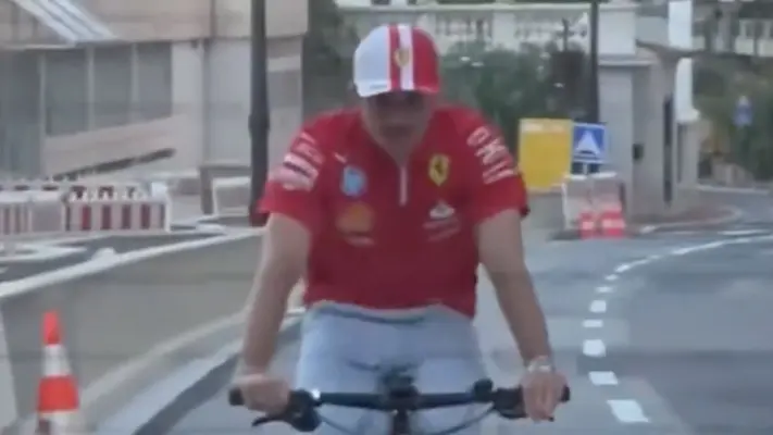 Charles Leclerc fue captado regresando en bicicleta a su casa tras ganar el Gran Premio de Mónaco