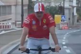 Charles Leclerc fue captado regresando en bicicleta a su casa tras ganar el Gran Premio de Mónaco