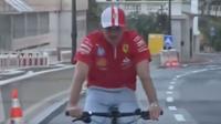 Charles Leclerc fue captado regresando en bicicleta a su casa tras ganar el Gran Premio de Mónaco