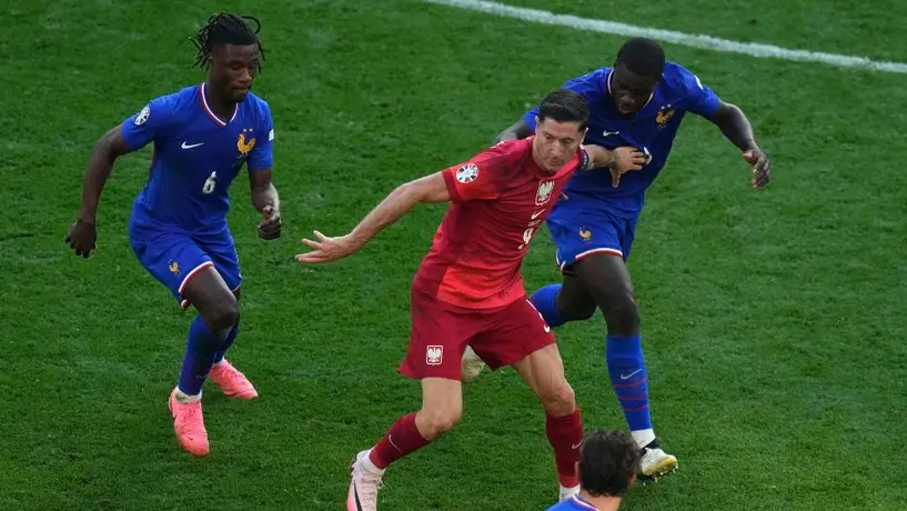 Polonia le saca el empate a Francia y los galos avanzan como segundos del Grupo D