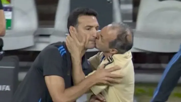 Scaloni aclara polémico beso con el utilero de Argentina