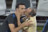 Scaloni aclara polémico beso con el utilero de Argentina