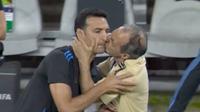 Scaloni aclara polémico beso con el utilero de Argentina