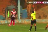 ¡Insólito! Futbolista es expulsado en la Copa Perú por orinar en la cancha
