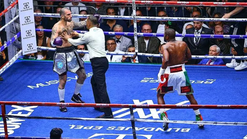 Floyd Mayweather y John Gotti protagonizaron combate de pocas emociones