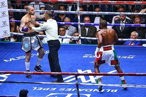 Floyd Mayweather y John Gotti protagonizaron combate de pocas emociones