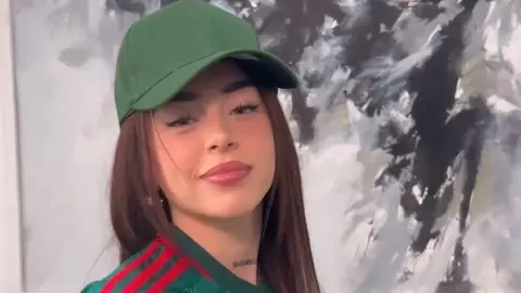 ¡Enamorada de los colores! Nicki Nicole es captada besando la playera de México