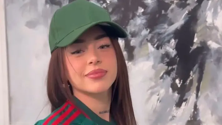 ¡Enamorada de los colores! Nicki Nicole es captada besando la playera de México