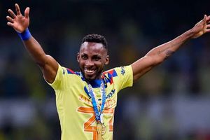 ¡Lujo puro! Así es el anillo y el dije que recibió Julián Quiñones tras el bicampeonato