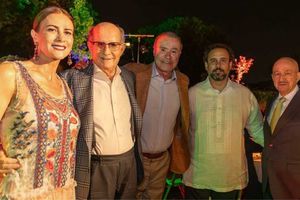 Reaparece Carlos Salinas de Gortari en una fiesta en España