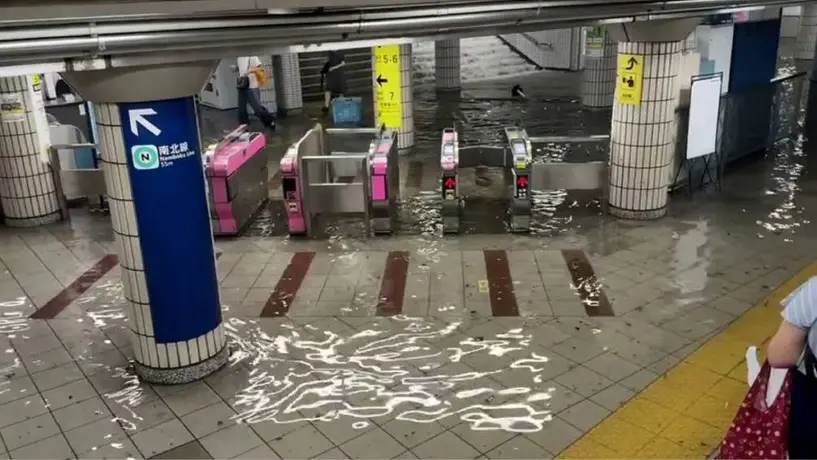 VIDEO: Fuertes lluvias en Tokio generan inundaciones en estaciones del metro