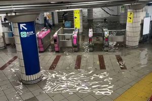 VIDEO: Fuertes lluvias en Tokio generan inundaciones en estaciones del metro