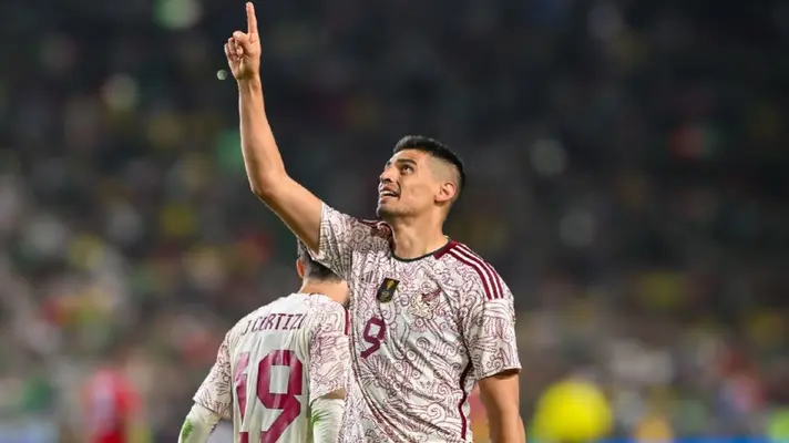 Guillermo Martínez será titular ante Uruguay, Santi Giménez a la banca