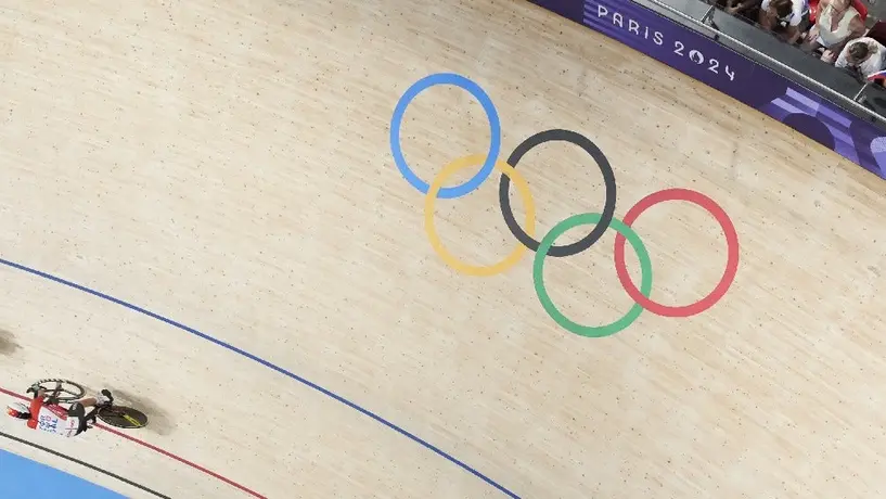 París 2024: Ciclista de Países Bajos se cuelga ‘medalla antideportiva’ por agredir al rival