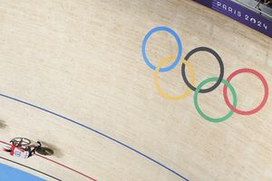 París 2024: Ciclista de Países Bajos se cuelga ‘medalla antideportiva’ por agredir al rival