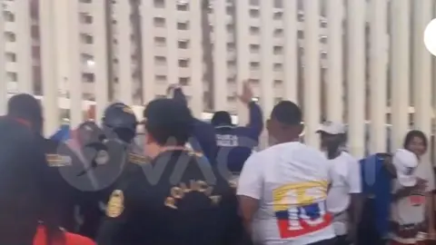 Universitario vs Junior termina con enfrentamiento entre hinchas y fuerzas policiales