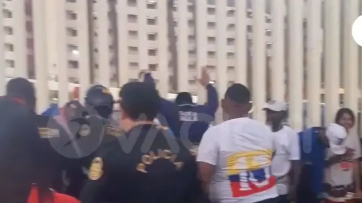 Universitario vs Junior termina con enfrentamiento entre hinchas y fuerzas policiales
