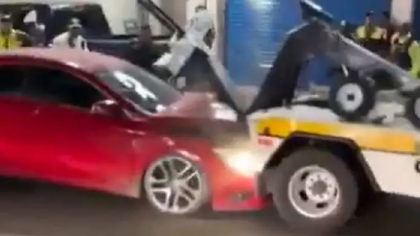 Mujer estrella su auto Mercedes contra una grúa, al tratar de huir del alcoholímetro