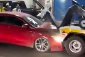 Mujer estrella su auto Mercedes contra una grúa, al tratar de huir del alcoholímetro