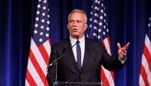 Robert F. Kennedy Jr. suspende la campaña presidencial y se une a Donald Trump en su candidatura presidencial
