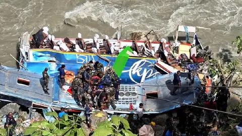 Autobús con peregrinos cae a barranco de 150 metros: reportan 14 personas fallecidas