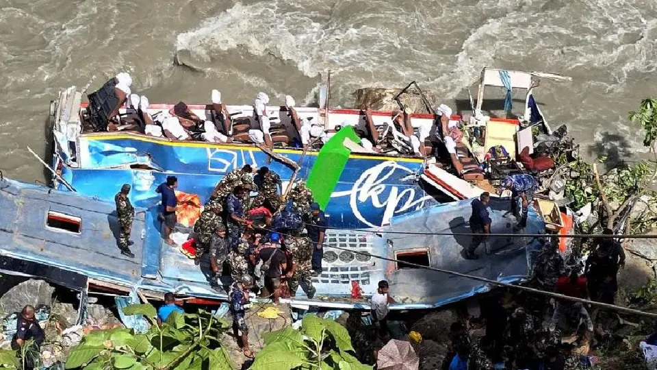 Autobús con peregrinos cae a barranco de 150 metros: reportan 14 personas fallecidas