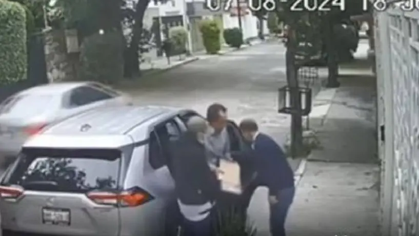 VIDEO: Sujetos roban camioneta a hombre en la puerta de su casa a mano armada
