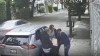 VIDEO: Sujetos roban camioneta a hombre en la puerta de su casa a mano armada