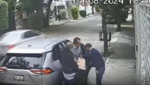 VIDEO: Sujetos roban camioneta a hombre en la puerta de su casa a mano armada