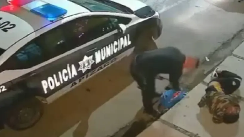 VIDEO: Policía es captado robando a un hombre en situación de calle
