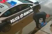 VIDEO: Policía es captado robando a un hombre en situación de calle