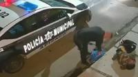 VIDEO: Policía es captado robando a un hombre en situación de calle
