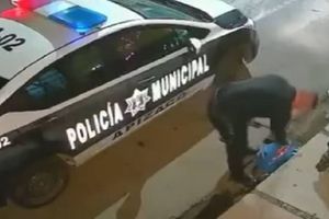 VIDEO: Policía es captado robando a un hombre en situación de calle