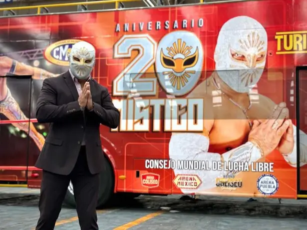 Turibus y CMLL develan imagen de Místico por su 20 Aniversario