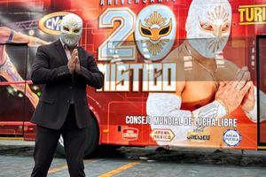 Turibus y CMLL develan imagen de Místico por su 20 Aniversario