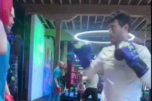 ¿Cambia de deporte? Carlos Vela 'reta' a Canelo Álvarez a una pelea