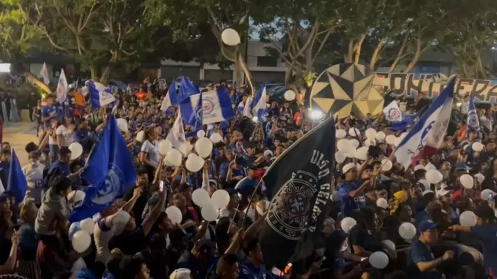 ¡Por la décima! Cruz Azul recibe impresionante serenata en su hotel de concentración