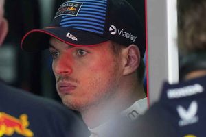 Aficionados 'explotan' contra Max Verstappen durante homenaje a Ayrton Senna