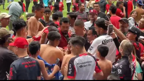 La Fiel invade la cancha del Estadio Jalisco en entrenamiento del Atlas a puerta abierta