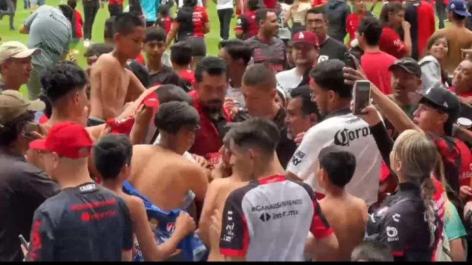 La Fiel invade la cancha del Estadio Jalisco en entrenamiento del Atlas a puerta abierta