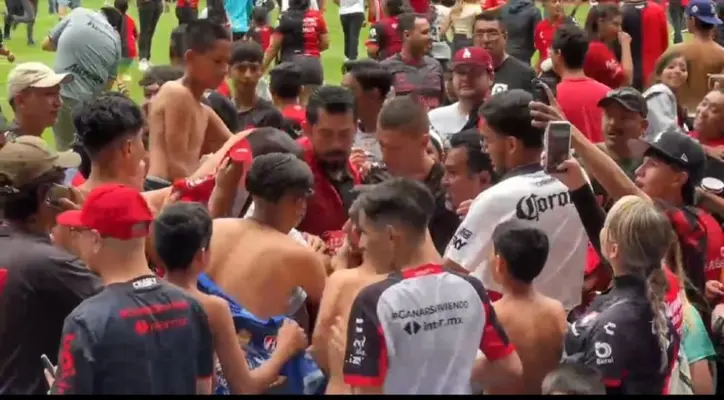 La Fiel invade la cancha del Estadio Jalisco en entrenamiento del Atlas a puerta abierta
