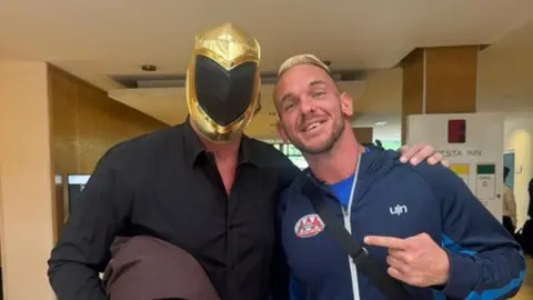 Leyenda de la WWE hace homenaje a Tinieblas