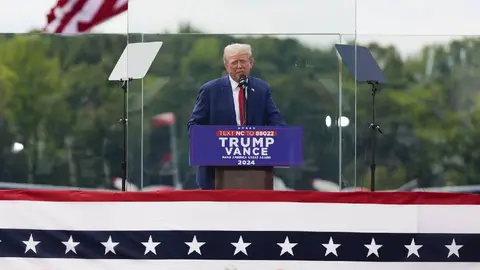 Trump se presenta tras un cristal a prueba de balas en su primer mítin al aire libre después del ataque en su contra