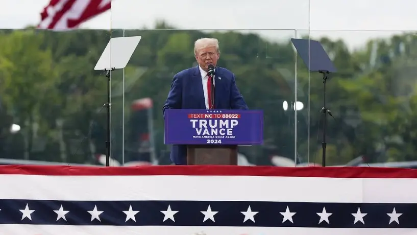 Trump se presenta tras un cristal a prueba de balas en su primer mítin al aire libre después del ataque en su contra