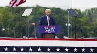 Trump se presenta tras un cristal a prueba de balas en su primer mítin al aire libre después del ataque en su contra