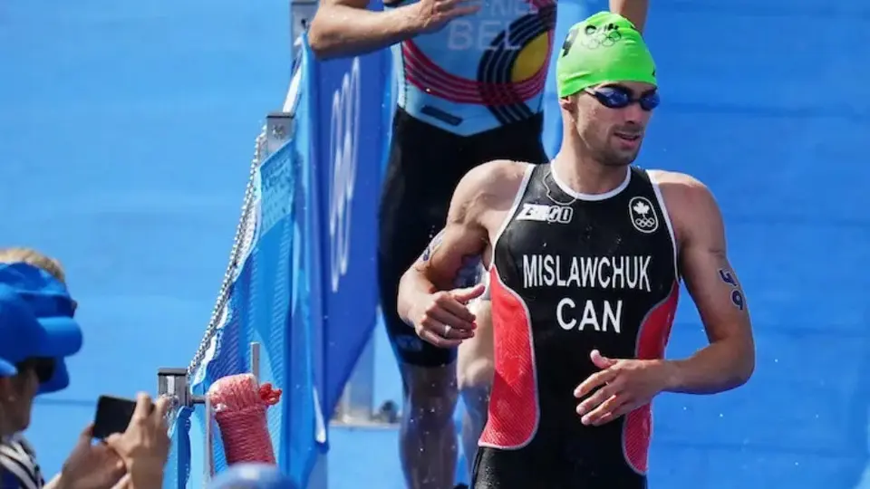 París 2024: Atleta canadiense vomita tras nadar en el río Sena en prueba de triatlón