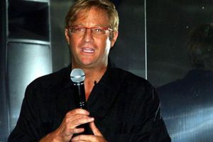 Andrés Roemer reaparece en público: “Hubiera generado menos expectativa en relaciones íntimas”